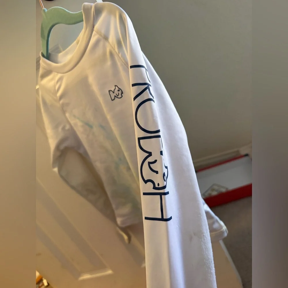 Play condition prodoh size 5 white rash guard  Stains and pilling on the sleeves